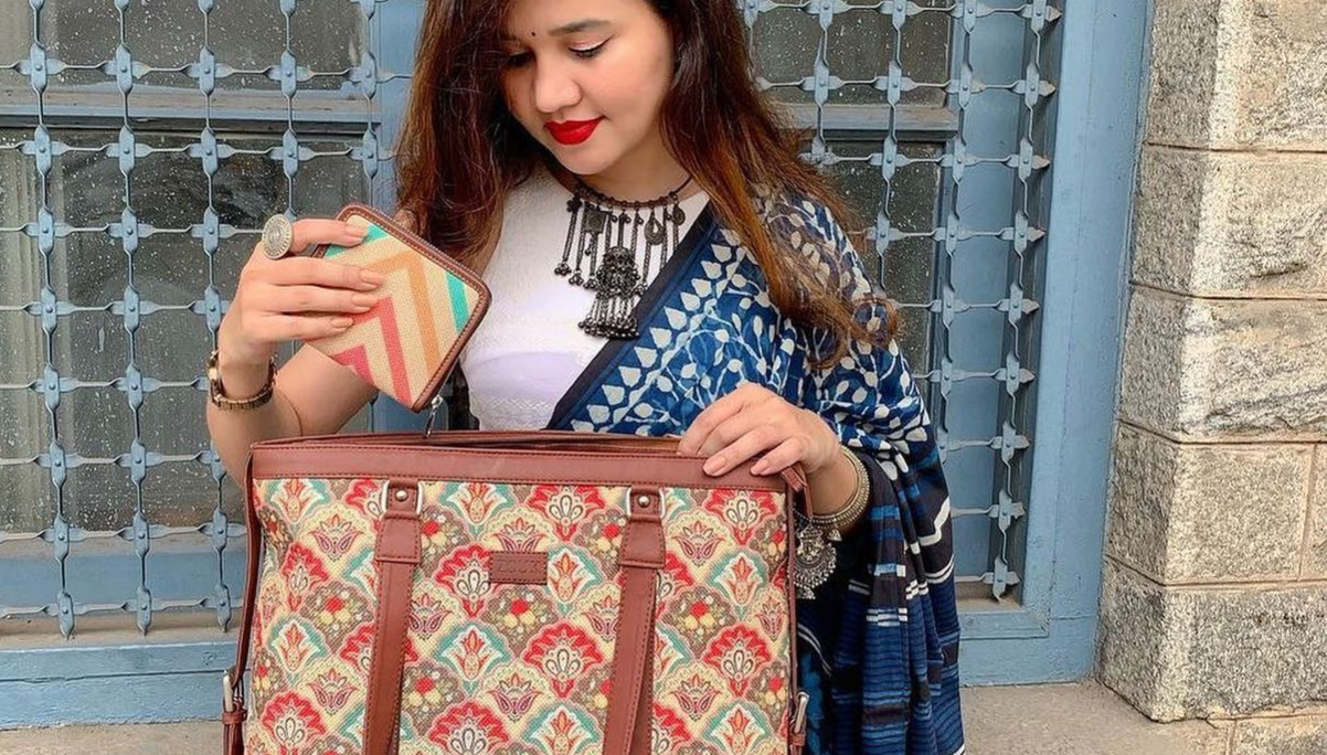 Travel Makeup Bag Stylish Women Bag Storing Beauty Essentials 
