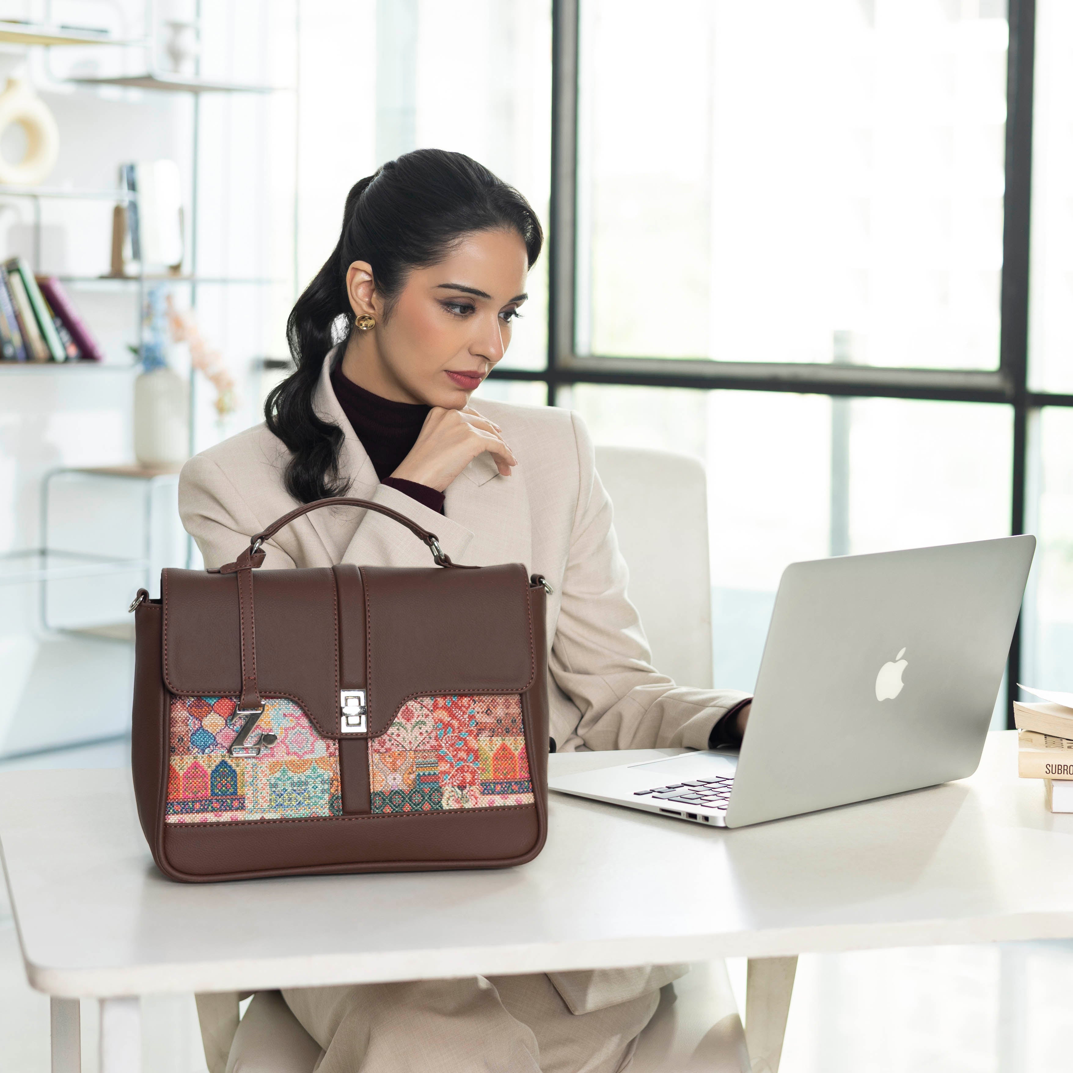 ZIP-Kriti Sanon - Kutch Gamthi Nessa Satchel