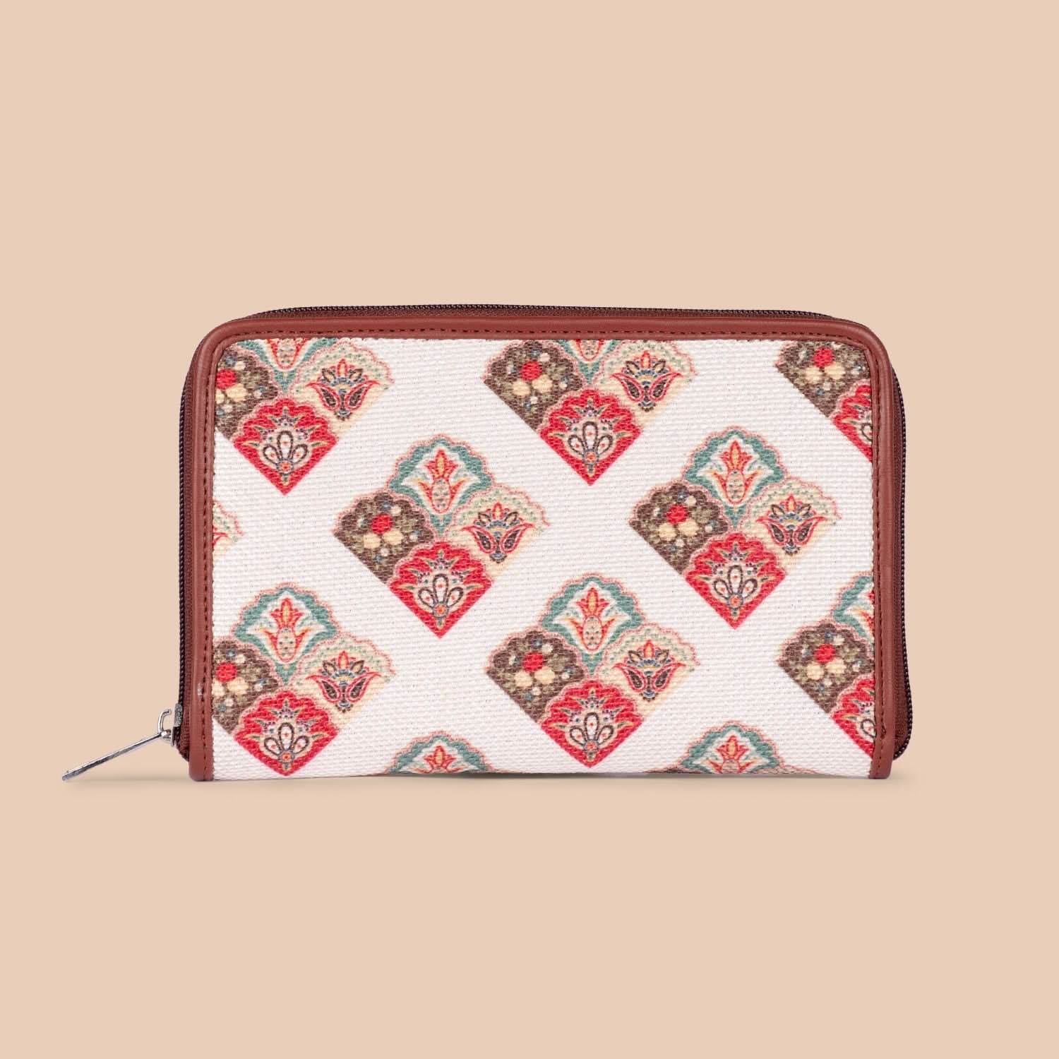Seashell Motif White Classic Zipper Wallet