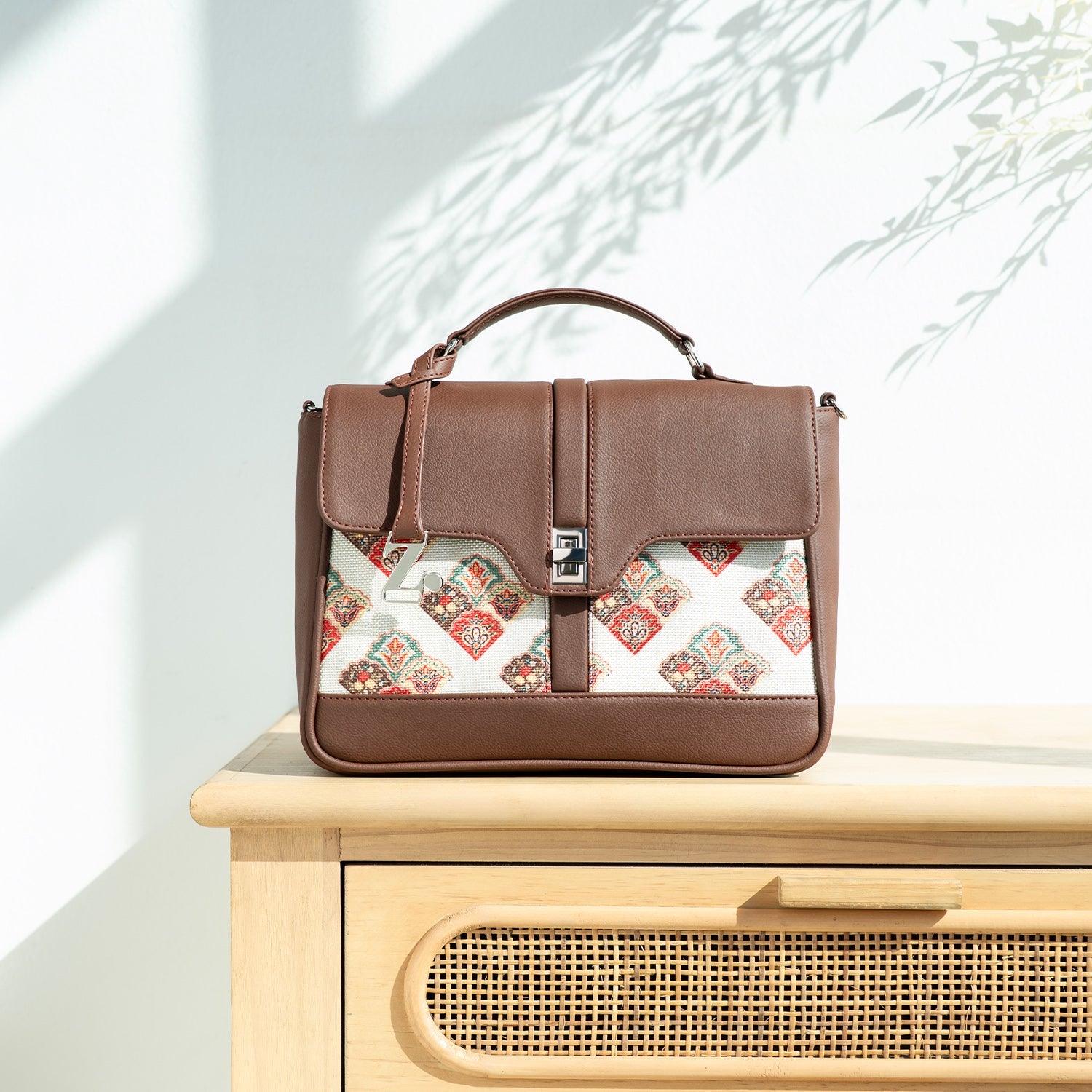 ZIP-Kriti Sanon - Seashell Motif White Nessa Satchel