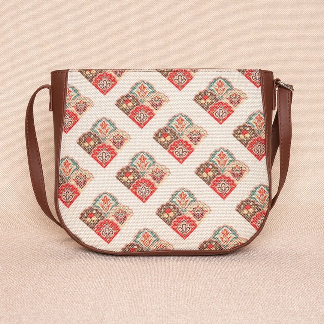 Seashell Motif White U-Shaped Sling Bag