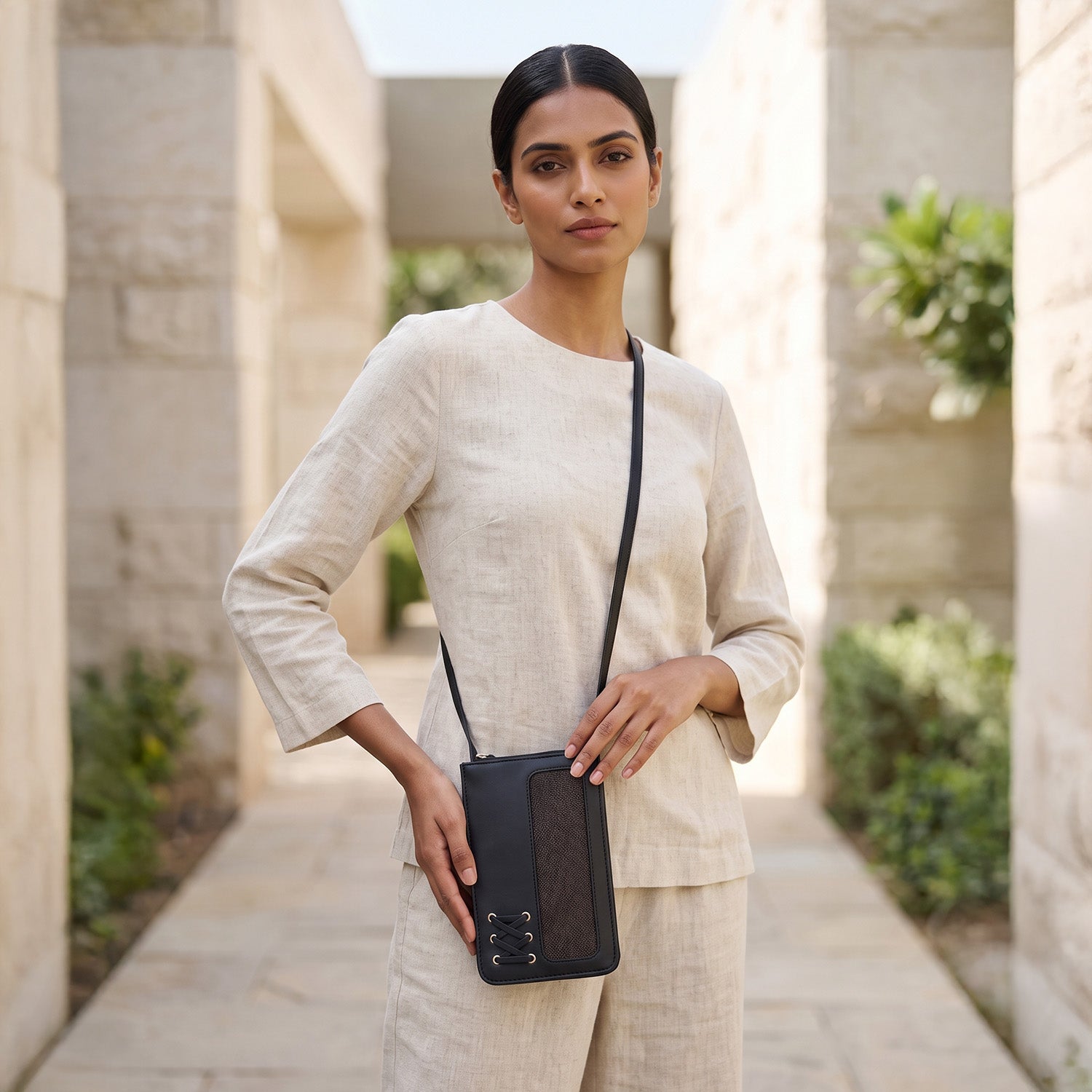 Aarini Phone Sling Bristel