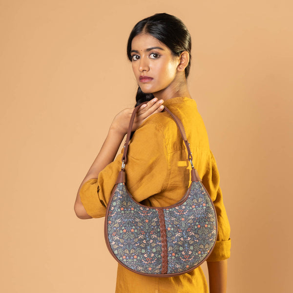 15 Trendy Designs of Hobo Bags for Women in Different Sizes