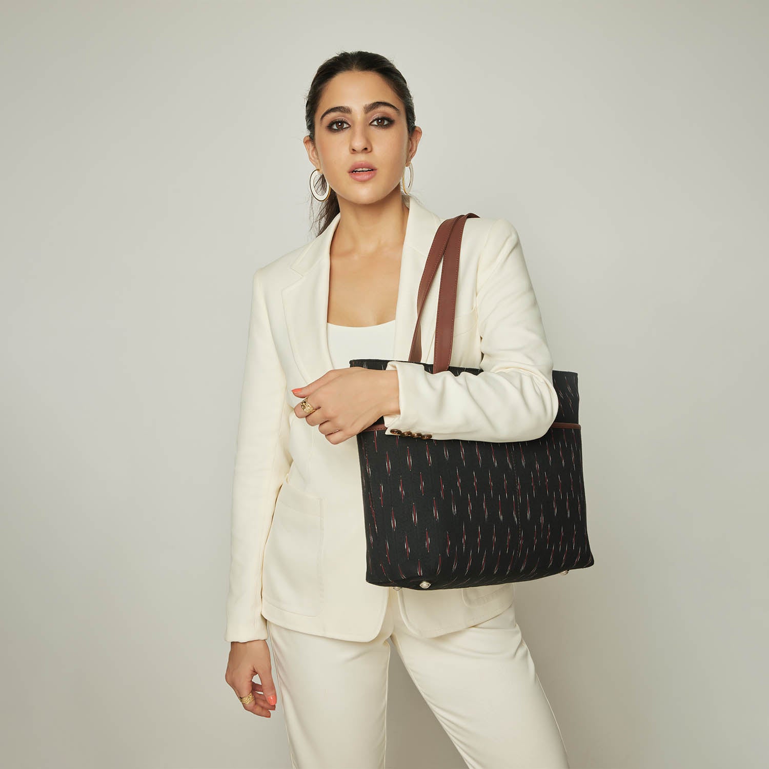 Buy GUESS Aviana Zipper Closure PU Womens Casual Tote Handbag | Shoppers  Stop