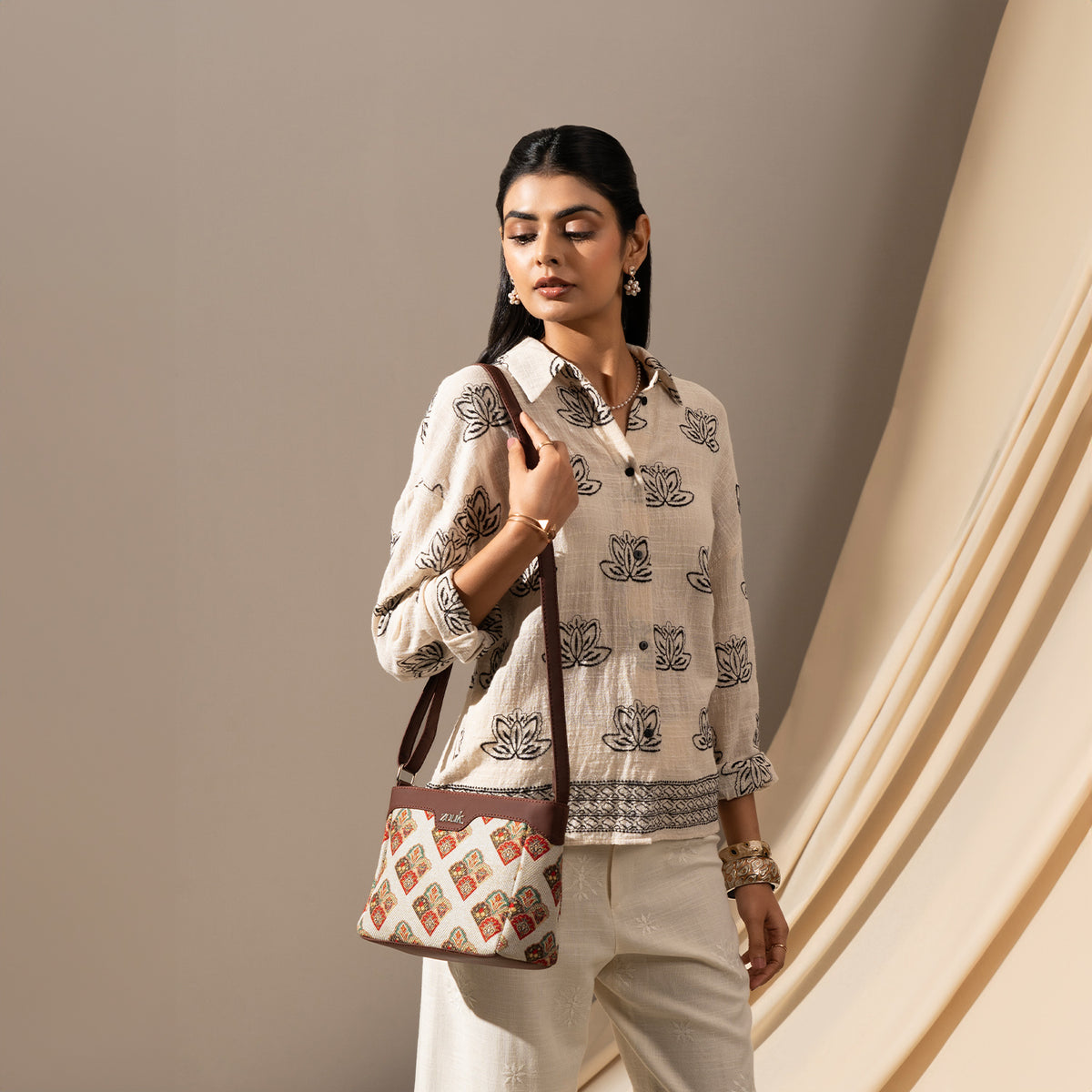 Seashell Motif White Harmony Sling Bag