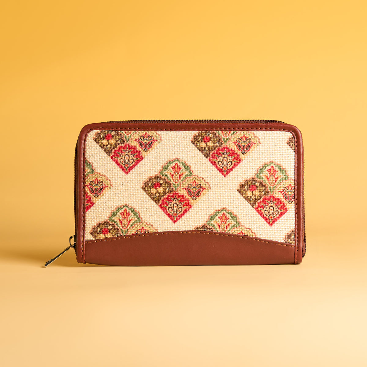 Seashell Motif White Chain Wallet