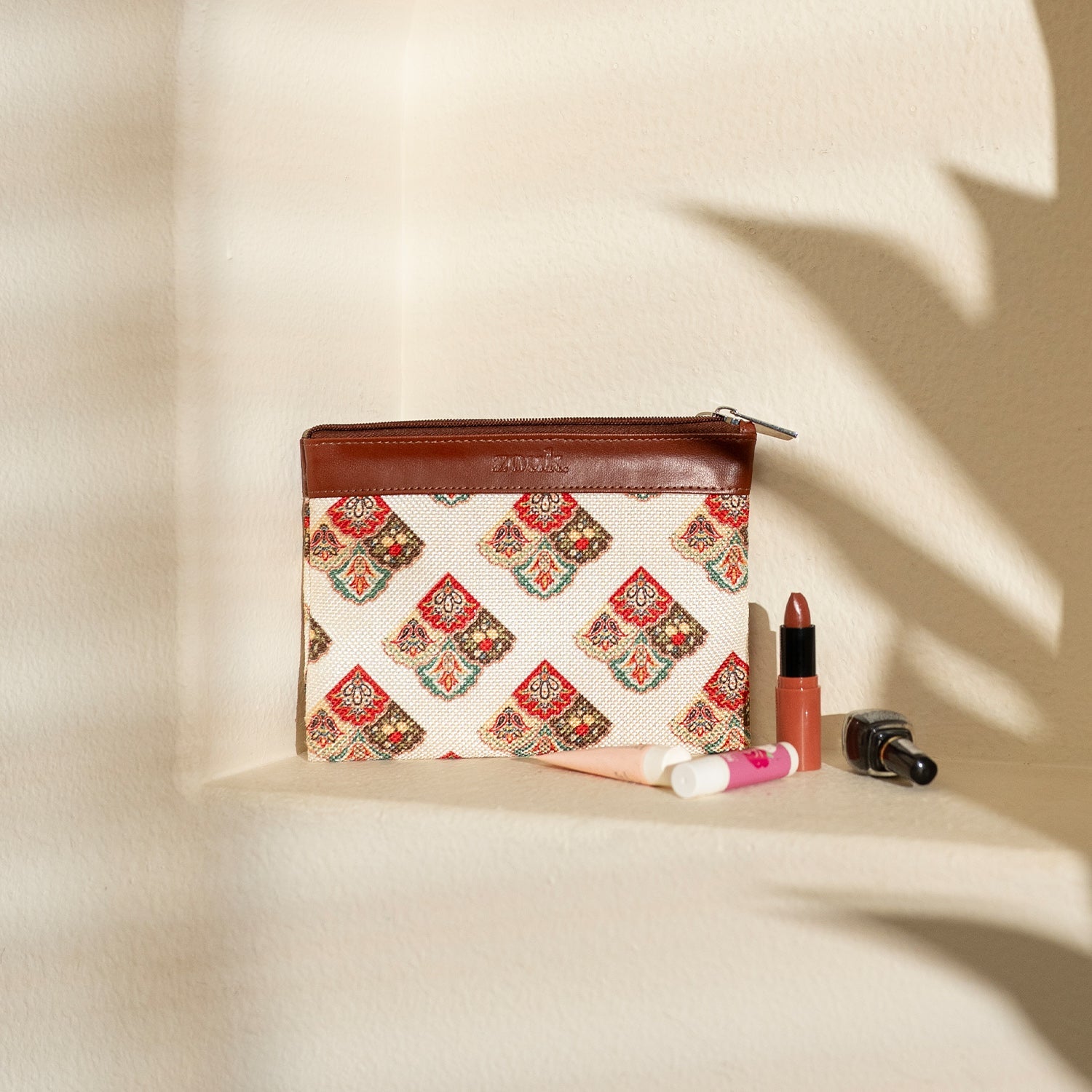 ZIP-Seashell Motif White Cosmetic Pouch