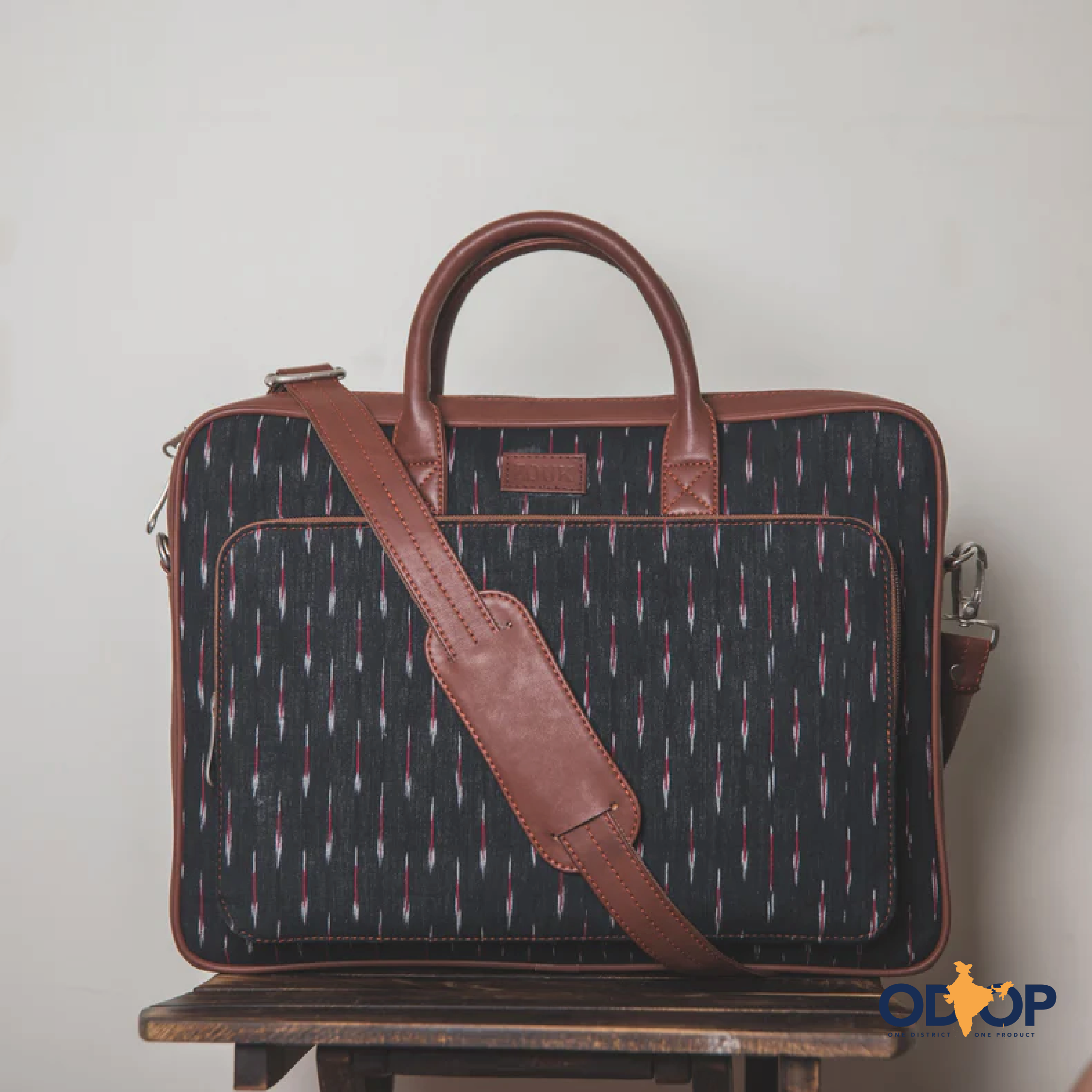 ZIP-Ikat GreRed Laptop Bag