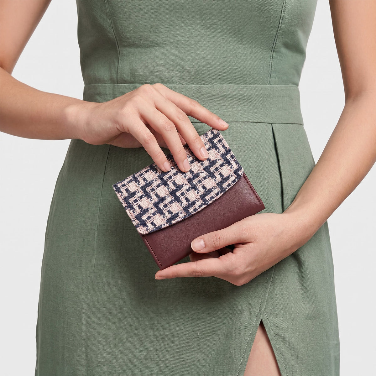 Carter Checks Sia Bi-Fold Wallet